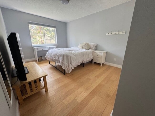 Building Photo - West Side Location