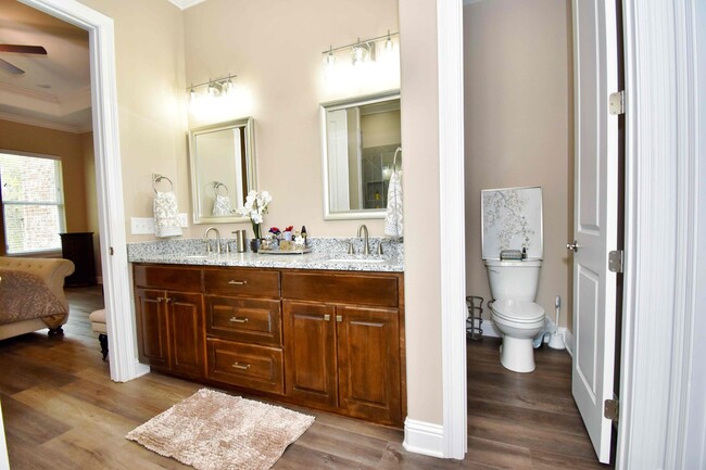 Building Photo - Beautiful 5 Bed 4 Bath Home in Ruston!