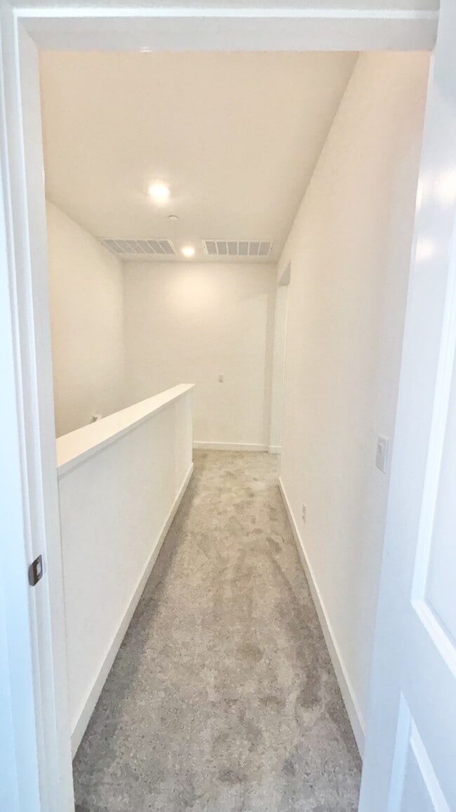 Building Photo - 4 Bedrooms Available University Park