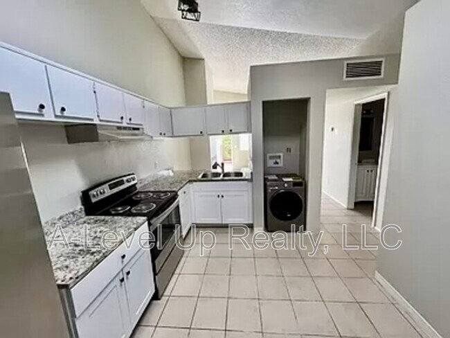 Building Photo - 401 E Thoroughbred St