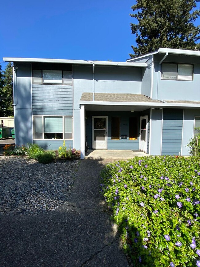 Building Photo - Large, Updated 2 Bedroom, 1.5 bath Townouse in Lovely Multnomah Village