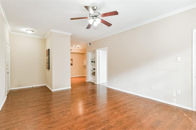 Building Photo - 2255 Braeswood Park Dr