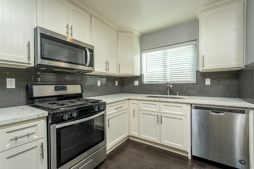 Building Photo - 736 N Wilton Pl