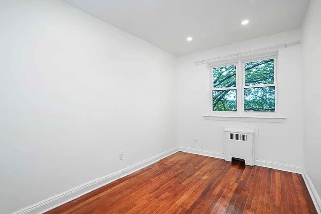 Building Photo - 3038 Kingsbridge Terrace