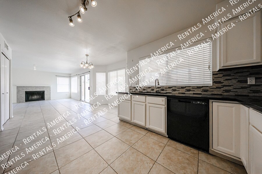 Building Photo - 2361 W Myrtle Dr