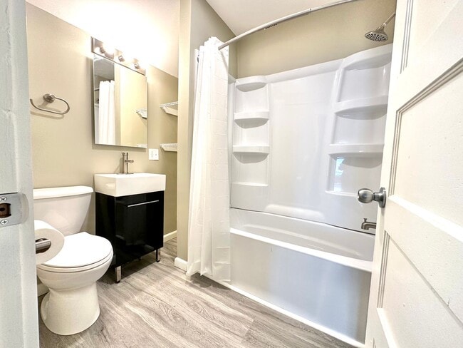 Building Photo - AVAILABLE JUNE - Beautifully Renovated 4 Bed 1 Bath in East Hillside