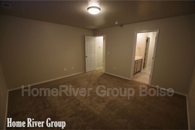 Building Photo - 1449 W Crooked River Dr