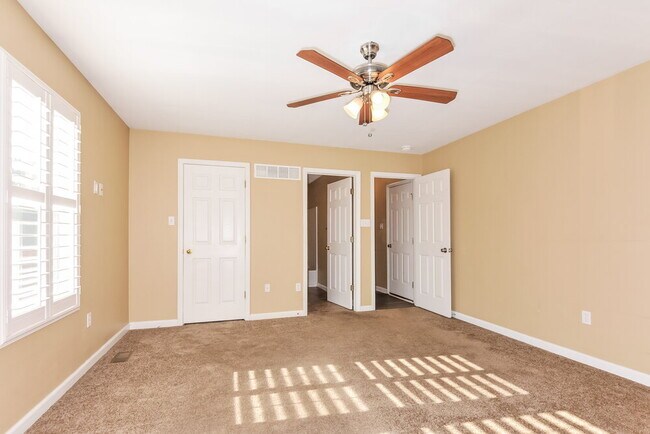 Building Photo - 428 Red Coat Tr