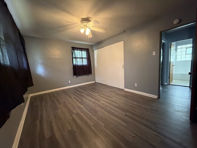 Building Photo - 10000 Knollcrest Ct