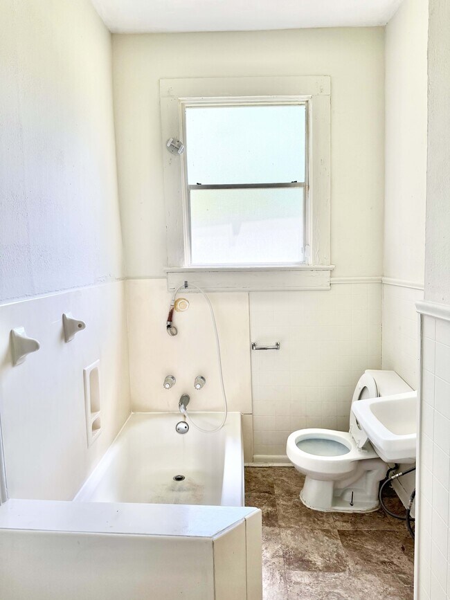 Building Photo - 303 S 21st St