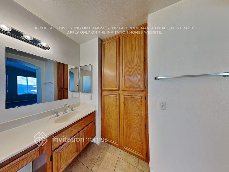 Building Photo - 8049 Streamside Ct
