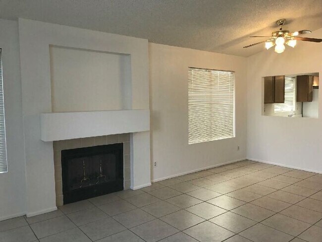 Building Photo - Carry Over Showing: This property has been shown before and will be rented to the first most qual...