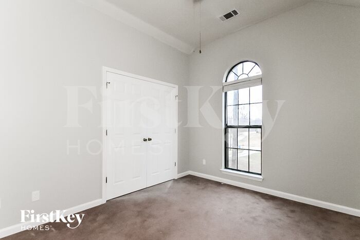 Building Photo - 275 Kings Dr