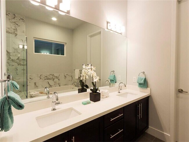 Building Photo - Modern Elegance in Garden Oaks – Style, Co...