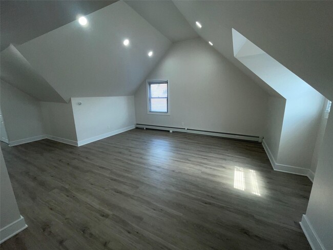 Building Photo - 411 E Walnut St