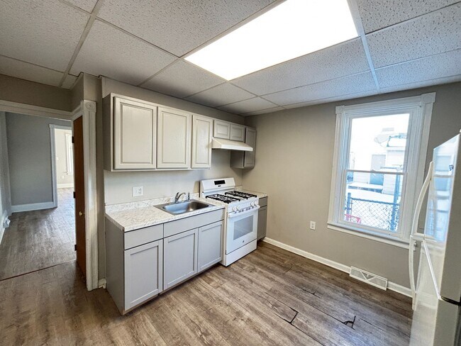 Building Photo - charming semi-detached Allentown home