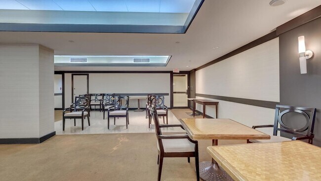 Building Photo - 2555 Collins Ave