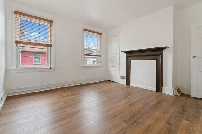 Building Photo - SCORE 50% OFF 1ST MONTH'S RENT IF SIGNED BY DEC 19! SCORE 50% OFF 1ST MONTH'S RENT IF SIGNED BY D...