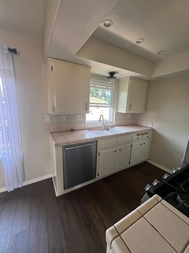 Building Photo - Lovely Condo bordering North Park & South ...