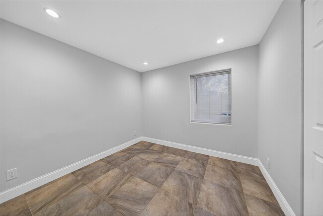 Building Photo - 2009 NW 21st Ave