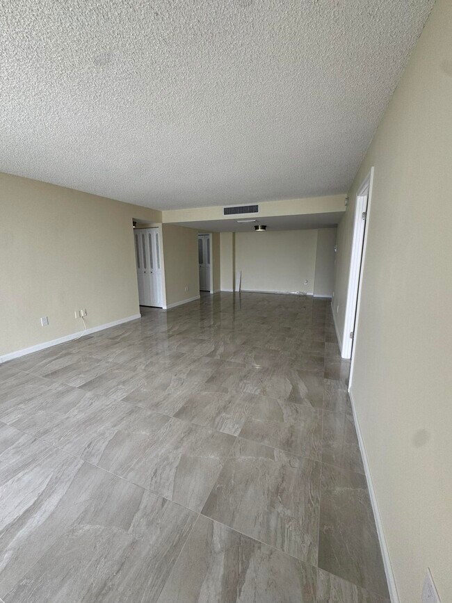 Building Photo - 5200 N Flagler Dr