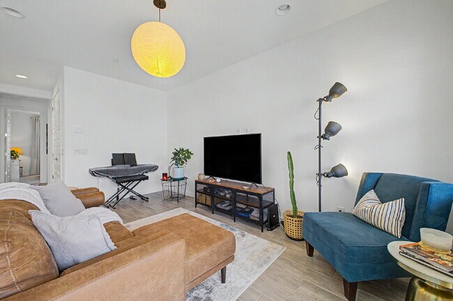 Building Photo - Live the Hawes Crossing Lifestyle – Pool, Pickleball & More! Internet included in the rent!
