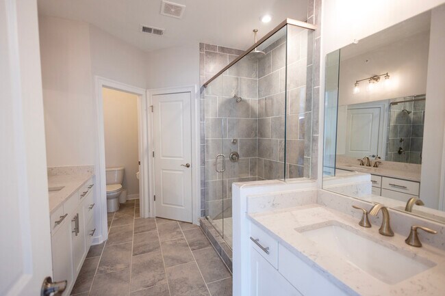 Building Photo - 2110 Holtz Ln