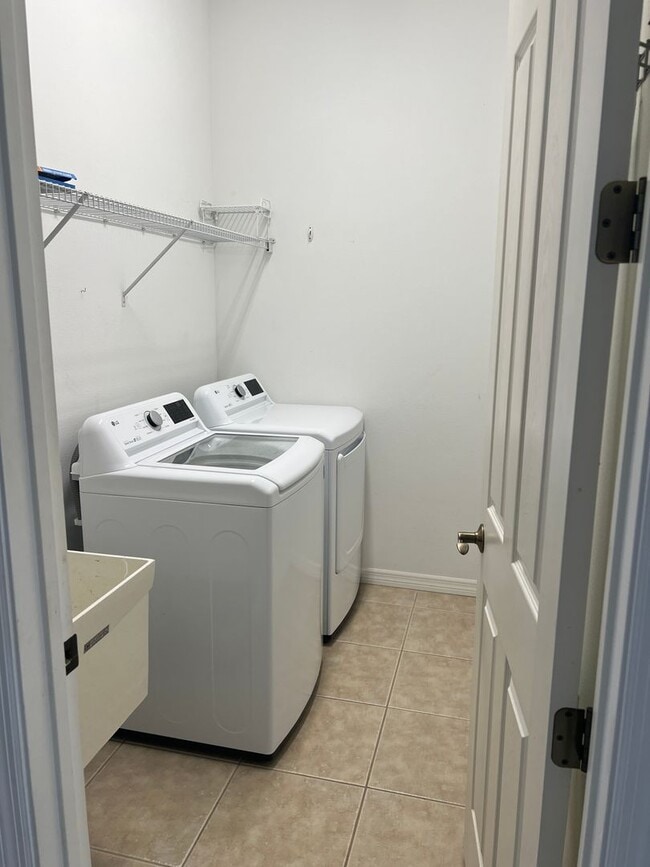 Building Photo - 3 Bedroom 2 Bath Single Family Home