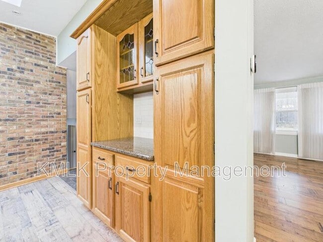 Building Photo - 874 Pleasant St