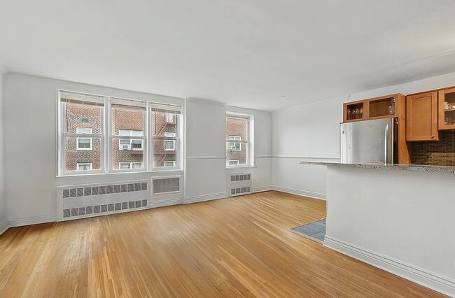 Building Photo - 400 E 17th St