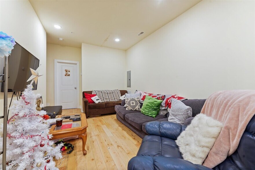 Building Photo - 1945 N Gratz St