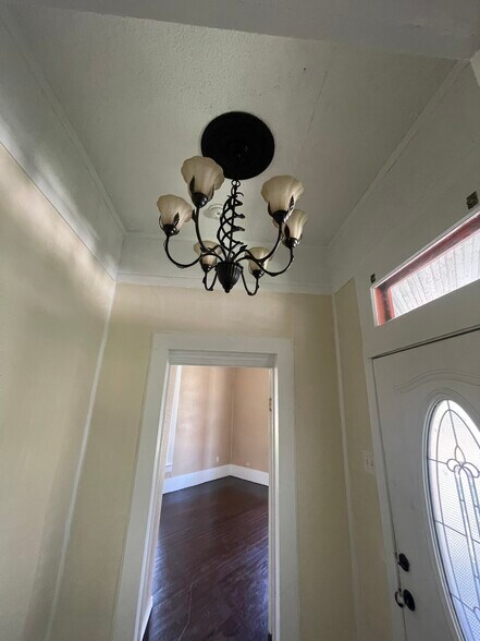 Building Photo - 704 S Anglin St