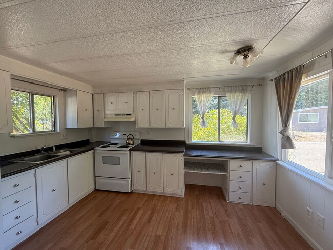 Building Photo - 2 bedroom 1 bath single wide located in Ho...