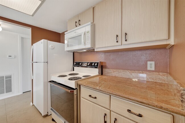 Building Photo - 8462 Leawood Blvd