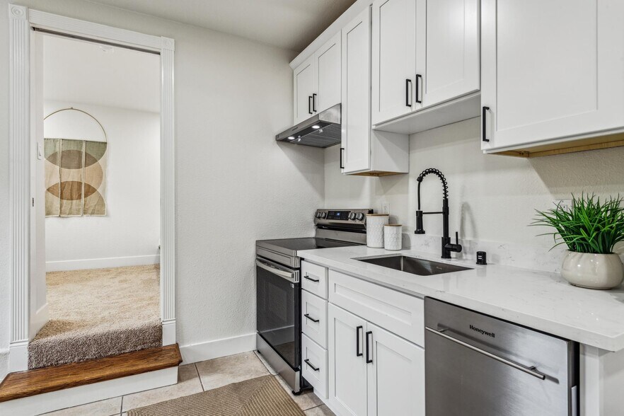 Building Photo - 16026 Selborne Dr