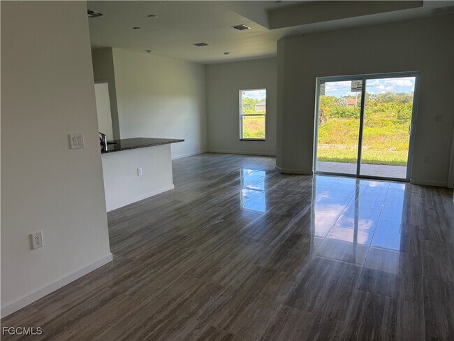 Building Photo - 1027 Eisenhower Blvd