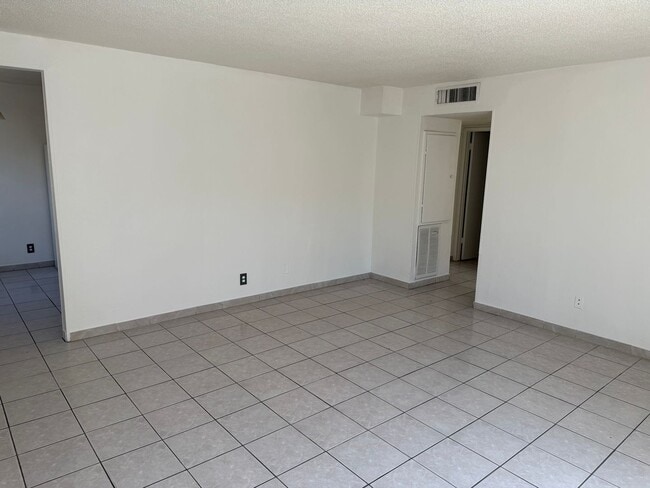 Building Photo - 370 N 15th St