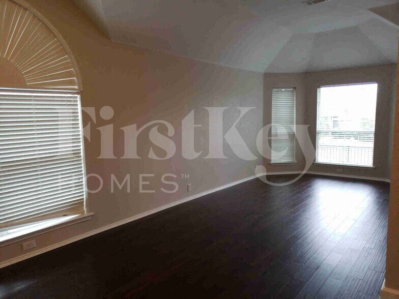 Building Photo - 707 Geary Dr