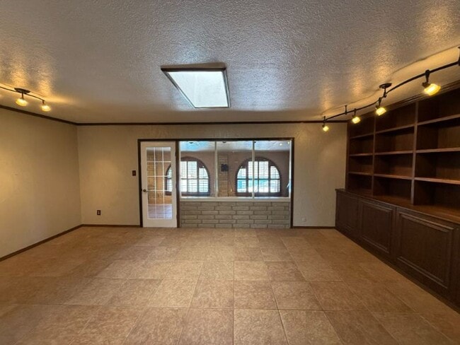 Building Photo - Updated Pool Home in Engler Estates