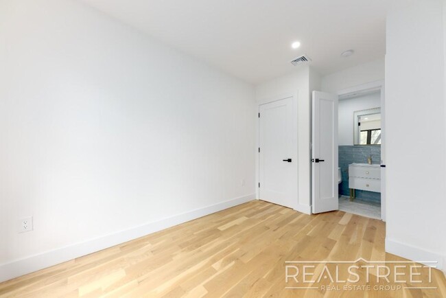 Building Photo - Stunning Brand New 2 Bed Duplex with Backy...