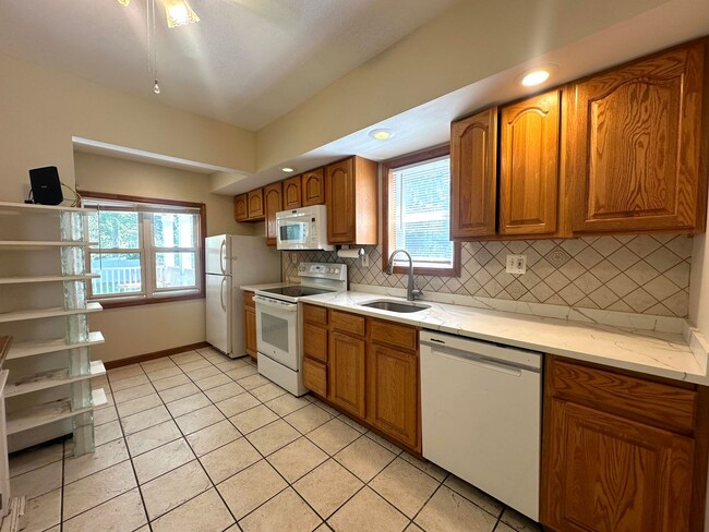 Building Photo - 4 bedrooms, 3.5 bathrooms