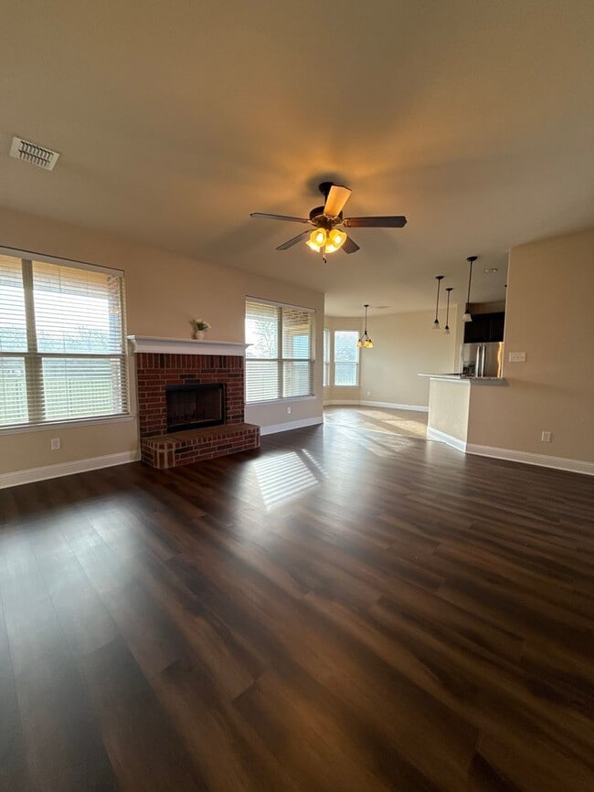 Building Photo - 5/4/3  Home with Game room in WALKING DISTANCE TO THE MARINA