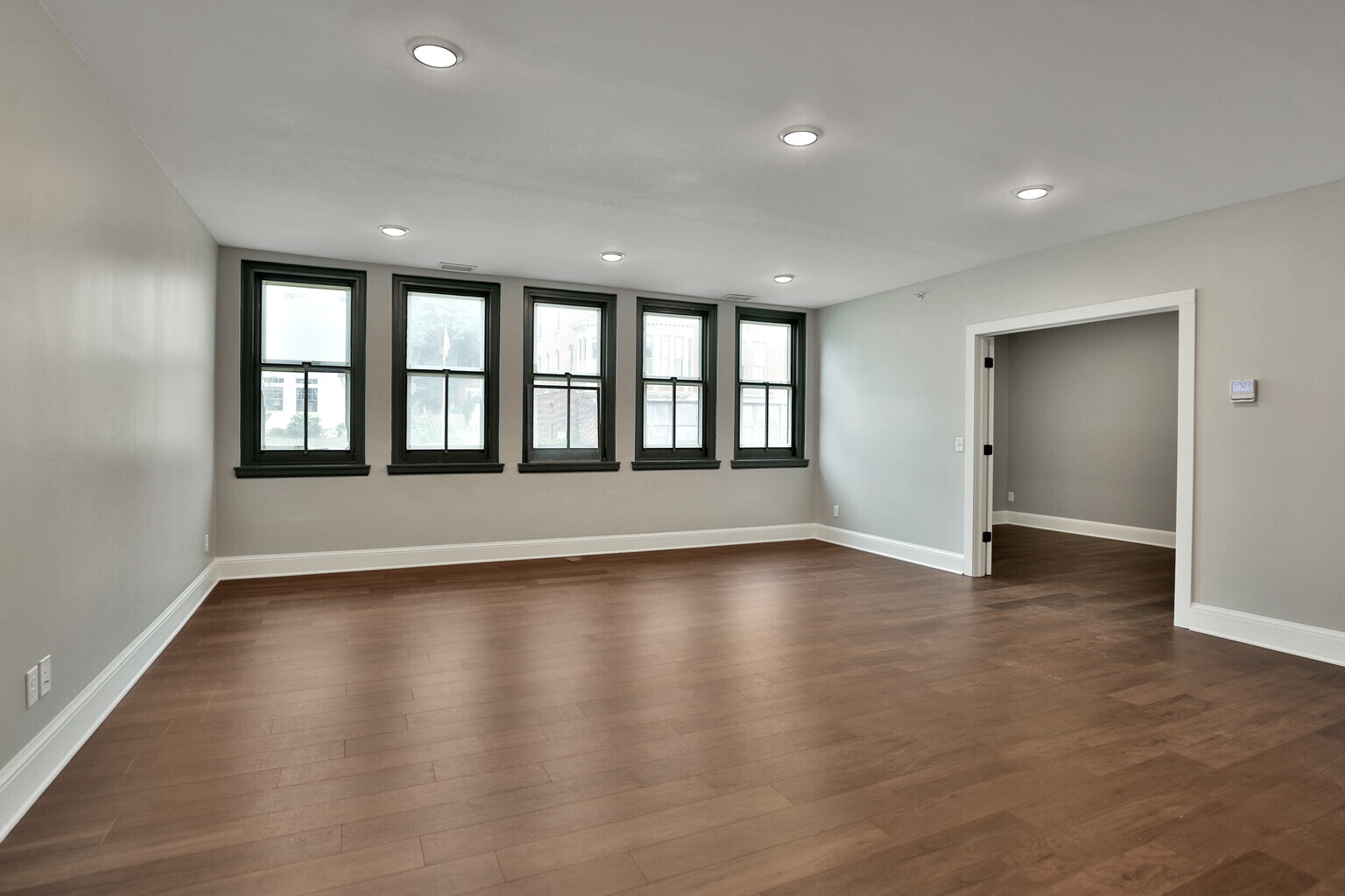 Building Photo - 107 Chestnut St E