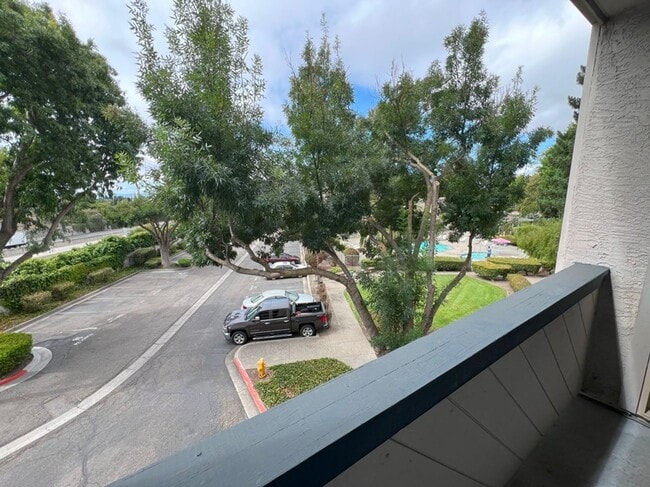 Building Photo - STUNNING 2bd/2ba PET FRIENDLY, UPDATED, LV...