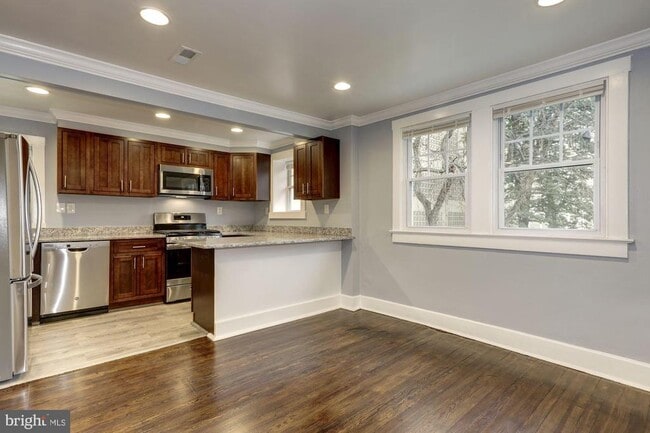 Primary Photo - 811 Thayer Ave