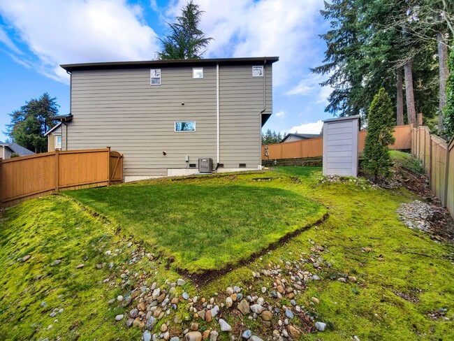 Building Photo - Convenient location near I-405 across from...