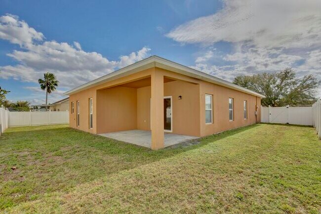 Building Photo - Spacious 4/2 Home with a Large Fenced Backyard and a 2 Car Garage Located in Buena Ventura Lakes ...