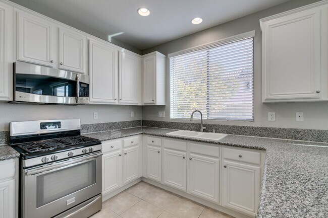 Building Photo - 3 bedroom + Den! Ready for immediate move ...