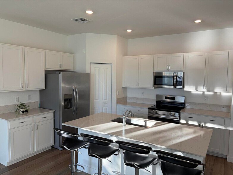 Building Photo - 4181 Lagoon Shore Dr