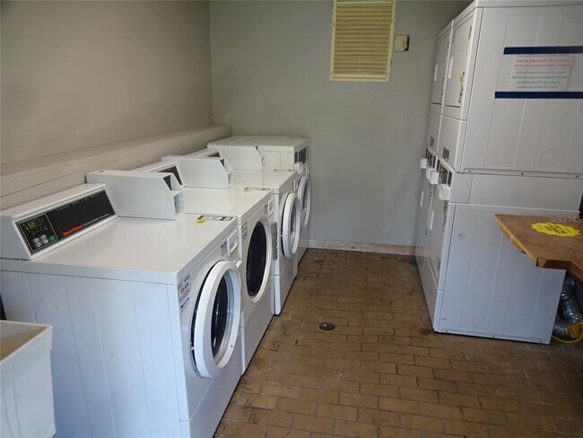 Building Photo - 123 BLUE POINT Way